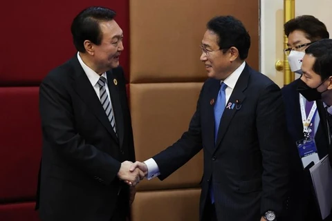Tổng thống Hàn Quốc Yoon Suk Yeol và Thủ tướng Nhật Bản Fumio Kishida tại Phnom Penh, Campuchia ngày 13/11/2022. (Nguồn: Yonhap)