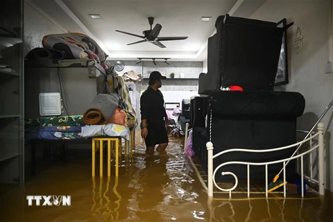 Nhiều ngôi nhà chìm trong nước lũ sau những trận mưa lớn ở Yong Peng, bang Johor, Malaysia, ngày 4/3/2023. (Ảnh: AFP/TTXVN)