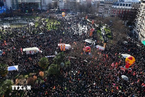 Người dân tham gia đình công phản đối kế hoạch cải cách lương hưu, tại Paris, Pháp, ngày 31/1/2023. (Ảnh: AFP/TTXVN)