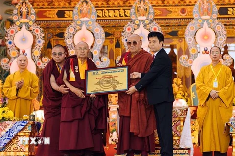 Liên hiệp các Hội UNESCO Việt Nam chính thức trao Chứng nhận "Không gian văn hóa tâm linh dành cho Không gian Phật giáo Kim cương thừa tại Samten Hills Dalat, Việt Nam". (Ảnh: TTXVN phát)