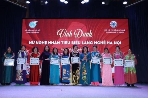 Vinh danh 10 nữ nghệ nhân tiêu biểu làng nghề Hà Nội. (Nguồn: Báo Nhân dân)