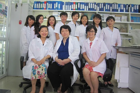Giáo sư-Tiến sỹ- nghiên cứu viên cao cấp Đặng Diễm Hồng (giữa, trước) và các đồng sựo. (Nguồn: Viện Hàn lâm khoa học và công nghệ Việt Nam) 