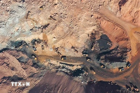 Các xe cứu hộ làm nhiệm vụ tại hiện trường vụ sập mỏ than ở thị trấn Minh A Lạp Thiện (Alxa), phía Bắc khu tự trị Nội Mông (Trung Quốc) ngày 25/2/2023. (Ảnh: THX/TTXVN)