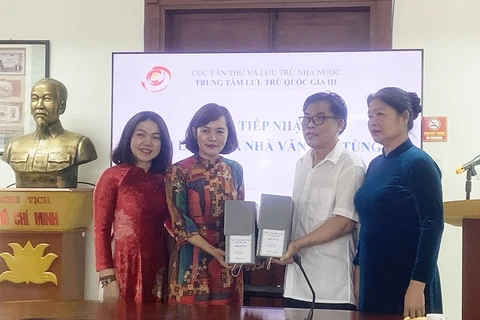 Đại diện Trung tâm Lưu trữ quốc gia III tiếp nhận hiện vật của nhà văn Sơn Tùng do gia đình trao tặng. (Nguồn: Báo Quân đội Nhân dân)