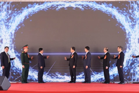 Phó Thủ tướng Chính phủ Trần Lưu Quang và các đại biểu thực hiện nghi thức bấm nút khánh thành công trình đầu mối Hồ chứa nước Ea H'leo 1. (Nguồn: Báo Đắk Lắk)