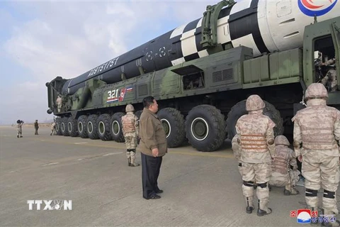 Nhà lãnh đạo Triều Tiên Kim Jong-un (giữa) thị sát vụ phóng thử tên lửa đạn đạo liên lục địa Hwasong-17 kiểu mới tại sân bay quốc tế Bình Nhưỡng, ngày 18/11/2022. (Ảnh: KCNA/TTXVN)
