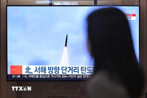 Truyền hình Hàn Quốc đưa tin về vụ phóng thử tên lửa đạn đạo của Triều Tiên, tại Seoul ngày 9/3/2023. (Ảnh: AFP/TTXVN)