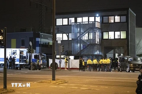 Cảnh sát vũ trang Đức được triển khai gần hiện trường vụ nổ súng tại khu sinh hoạt tôn giáo Jehovah's Witness ở Hamburg, tối 9/3/2023. (Ảnh: AFP/TTXVN)