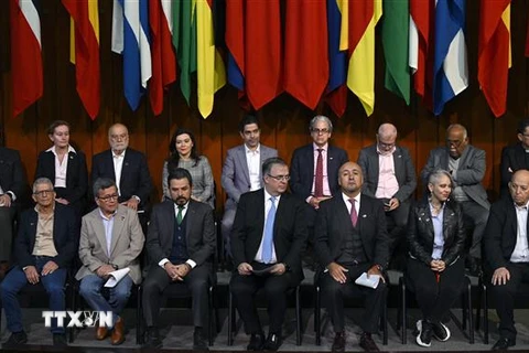Các đại biểu tham gia vòng đàm phán hòa bình thứ hai giữa Chính phủ Colombia và Nhóm vũ trang Quân đội giải phóng quốc gia Colombia (ELN) ở Mexico City, Mexico ngày 13/2/2023. (Ảnh: AFP/TTXVN)