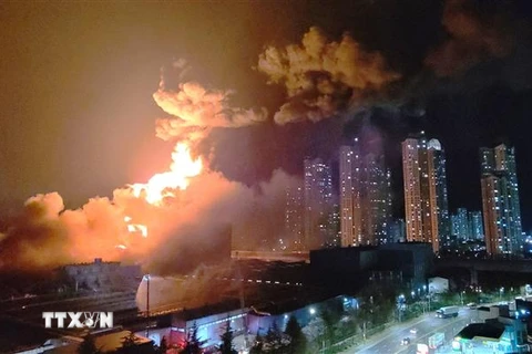 Khói bốc lên từ hiện trường vụ cháy tại nhà máy sản xuất lốp xe ở thành phố Daejeon, miền Nam Hàn Quốc tối 12/3/2023. (Ảnh: Yonhap/TTXVN)