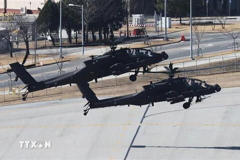 Máy bay trực thăng Apache cất cánh từ căn cứ quân sự Camp Humphreys ở Pyeongtaek, cách thủ đô Seoul 65km về phía bắc , tham gia cuộc tập trận chung, ngày 13/3/2023. (Ảnh: Yonhap/TTXVN)