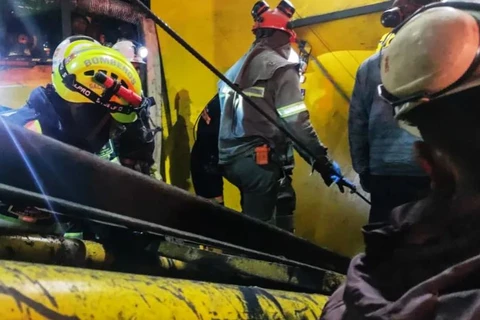 Lính cứu hỏa nỗ lực giải cứu các thợ mỏ sau vụ nổ ngày 15 tháng 3 năm 2023. (Nguồn: AFP)