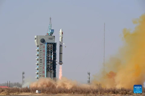 Một vệ tinh viễn thám mới được phóng bằng tên lửa đẩy Trường Chinh-2C từ Trung tâm Phóng Vệ tinh Tửu Tuyền ở Tây Bắc Trung Quốc, ngày 13/3. (Ảnh: Tân Hoa xã)
