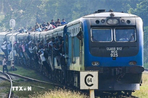 Tàu hỏa bị quá tải trong thời gian diễn ra đình công ngày 15/3/2023, tại Colombo, Sri Lanka. (Ảnh: AFP/TTXVN)