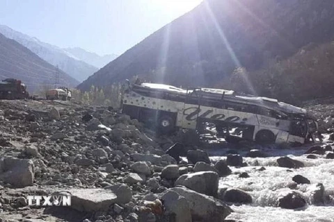 Hiện trường một vụ tai nạn xe buýt tại Afghanistan. (Nguồn: Mehr News)