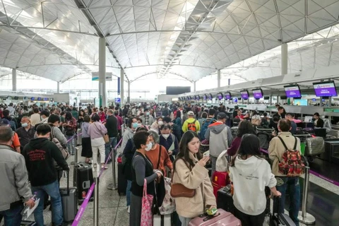 Sảnh khởi hành của sân bay Hong Kong chật ních hành khách bị hoãn chuyến. (Ảnh: SCMP)