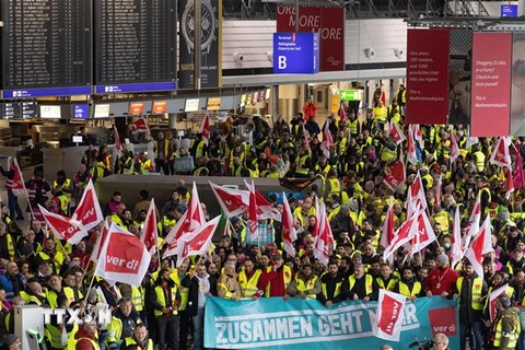 Nhân viên tham gia đình công yêu cầu tăng lương tại sân bay Frankfurt, miền tây nước Đức, ngày 17/2/2023. (Ảnh: AFP/TTXVN)