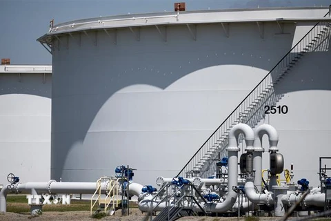 Bể chứa dầu tại kho dự trữ ở Cushing, Oklahoma, Mỹ. (Ảnh: AFP/TTXVN)