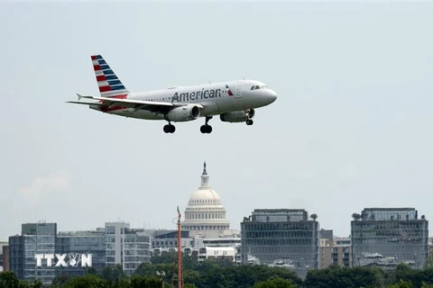 Máy bay của American Airlines chuẩn bị hạ cánh xuống sân bay quốc tế Ronald Reagan Washington ở Arlington, Virginia, Mỹ. (Ảnh: AFP/TTXVN)