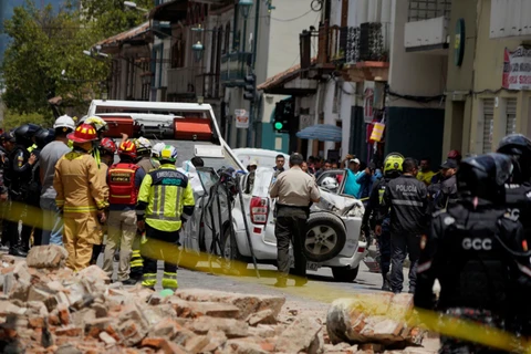 Một chiếc ôtô bị hư hỏng và đống đổ nát từ một ngôi nhà bị ảnh hưởng bởi trận động đất tại Cuenca, Ecuador, ngày 18 tháng 3 năm 2023. (Nguồn: Reuters)