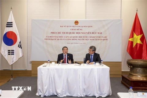 Phó Chủ tịch Quốc hội Nguyễn Đức Hải (trái) nói chuyện thân mật với cán bộ, nhân viên Đại sứ quán và đại diện Cộng đồng người Việt Nam tại Hàn Quốc. (Ảnh: Anh Nguyên/TTXVN)