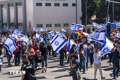 Người dân tụ tập trước tòa nhà các cơ quan chính phủ Israel đặt tại thành phố Tel Aviv. (Ảnh: Vũ Hội/TTXVN)