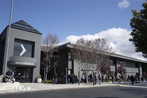Người dân tập trung bên ngoài trụ sở ngân hàng Silicon Valley Bank (SVB) ở California, Mỹ ngày 13/3/2023. (Ảnh: THX/TTXVN)