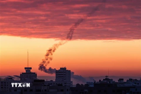 Rocket được phóng đi từ Dải Gaza hướng về lãnh thổ Israel, ngày 23/2/2023. (Ảnh: AFP/TTXVN)
