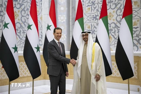 Tổng thống Syria Bashar al-Assad (trái) và Tổng thống UAE Mohammad bin Zayed Al-Nahyan tại cuộc gặp ở Abu Dhabi ngày 19/3/2023. (Ảnh: AFP/TTXVN)