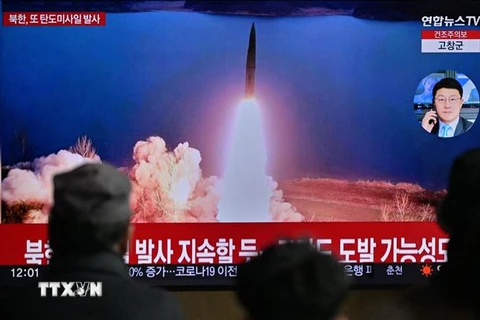Truyền hình Hàn Quốc đưa tin về vụ phóng thử tên lửa đạn đạo tầm ngắn của Triều Tiên, tại Seoul ngày 19/3/2023. (Ảnh: AFP/TTXVN)