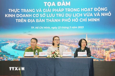 Đại diện Ban tổ chức và sở, ngành Thành phố Hồ Chí Minh chủ trì phiên thảo luận tại tọa đàm. (Ảnh: Mỹ Phương/TTXVN)
