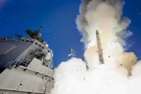 Tàu khu trục Maya Aegis của Lực lượng Phòng vệ bờ biển Nhật Bản bắn một quả tên lửa ở Thái Bình Dương tháng 11/2022. (Nguồn: Koydo)