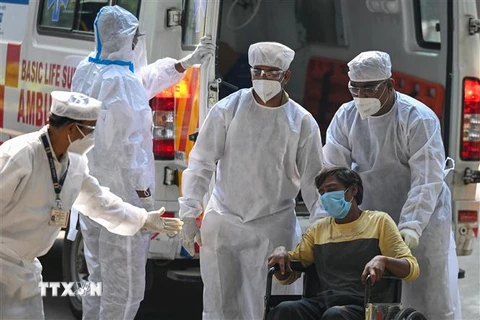 Chuyển bệnh nhân nhiễm COVID-19 tới bệnh viện ở Mumbai, Ấn Độ. (Ảnh: AFP/TTXVN)