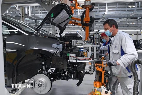Công nhân làm việc tại nhà máy của hãng ôtô Volkswagen ở Zwickau, miền Đông Đức. (Ảnh: AFP/TTXVN)