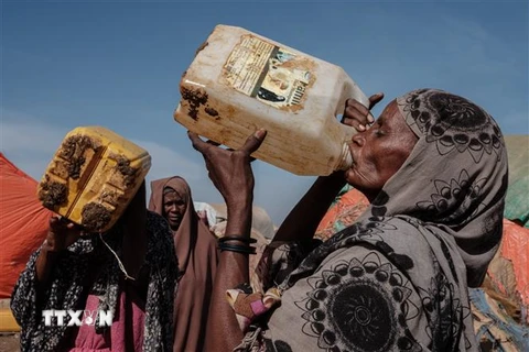 Người dân lấy nước sinh hoạt tại trại tị nạn ở Baidoa, Somalia ngày 13/2/2022. (Ảnh: AFP/TTXVN)