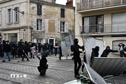 Người biểu xung đột với cảnh sát tại Bordeaux, Pháp ngày 23/3/2023. (Ảnh: AFP/TTXVN)