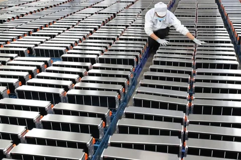 Công nhân kiểm tra các bộ phận của bộ pin tại một nhà máy thuộc Pin xe điện Sunwoda ở Nam Kinh, phía đông tỉnh Giang Tô của Trung Quốc. (Nguồn: Getty Images)