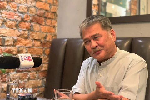 Nguyên Đại sứ Malaysia tại Việt Nam Dato Azmil Zabidi trả lời phỏng vấn của phóng viên TTXVN. (Ảnh: Mạnh Tuân/TTXVN)