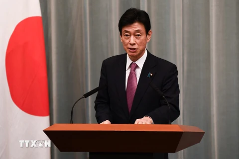 Bộ trưởng Kinh tế, Thương mại và Công nghiệp Nhật Bản Nishimura Yasutoshi phát biểu trong một cuộc họp báo ở Tokyo. (Ảnh: AFP/TTXVN)