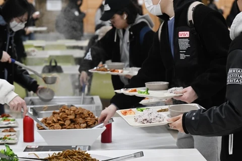 Các sinh viên tại Đại học Hàn Quốc với bữa sáng 1.000 won tại nhà ăn của trường nằm ở quận Seongbuk, Seoul ngày 29/3. (Nguồn: The Korea Times)