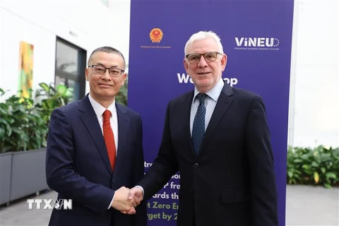 Đại sứ Vũ Quang Minh và Quốc vụ khanh Bộ Hợp tác kinh tế và Phát triển CHLB Đức Jochen Flasbarth. (Ảnh: Mạnh Hùng/TTXVN)