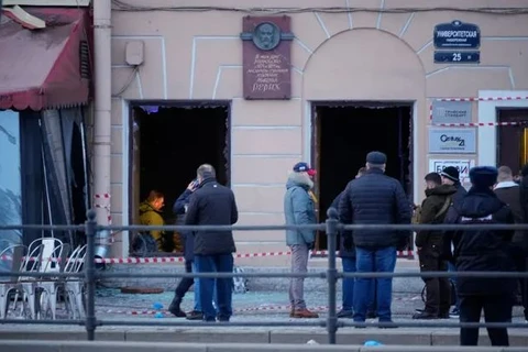 Cảnh sát Nga điều tra tại hiện trường vụ nổ ở St. Petersburg. (Ảnh: AP)