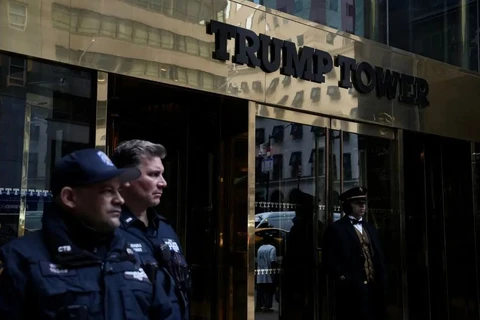 Cảnh sát canh gác tại tòa nhà Trump Tower. (Nguồn: The New York Times) 