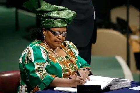 Bộ trưởng Bộ Môi trường Nam Phi Bomo Edna Molewa ký Thỏa thuận Paris vào tháng 4/2016. (Nguồn: Reuters)