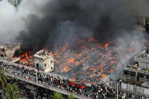 Hiện trường vụ cháy chợ bán quần áo Bongo Bazar ở thủ đô Dhaka. (Nguồn: AP)