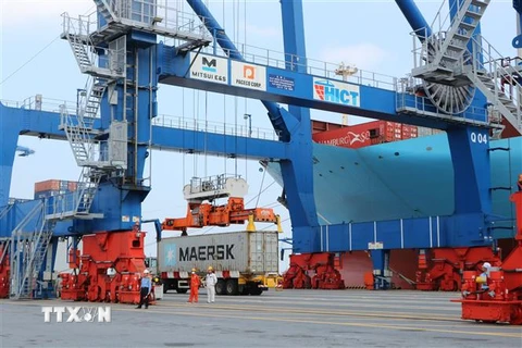 Tàu hàng Maersk Copenhagen cập cảng container quốc tế Tân Cảng Hải Phòng. (Ảnh: Minh Thu/TTXVN)