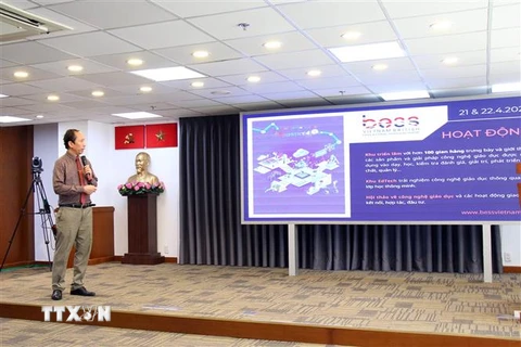 Đại diện Hội Tin học Thành phố Hồ Chí Minh giới thiệu về Triển lãm Quốc tế công nghệ giáo dục, công nghệ thông tin, thiết bị, đồ chơi và đồ dùng học tập – BESS VIETNAM 2023. (Ảnh: Tiến Lực/TTXVN)