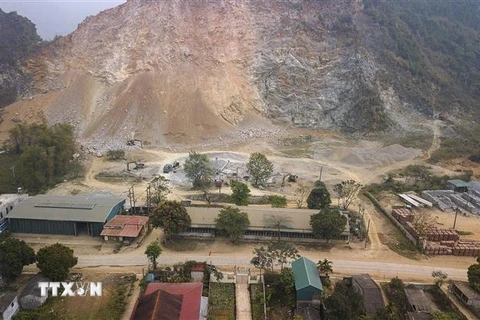 Hoạt động khai thác ở mỏ đá thuộc Công ty TNHH Một thành viên Phát Đạt, tại khu Lục Đồi, thị trấn Bo là quá gần khu dân cư. (Ảnh: Trọng Đạt/TTXVN)