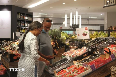 Người tiêu dùng mua sắm tại siêu thị ở Frankfurt, Đức. (Ảnh: THX/TTXVN)