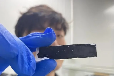 Da điện tử dạng gel mềm có hình dạng giống miếng băng dính. (Nguồn: China News)
